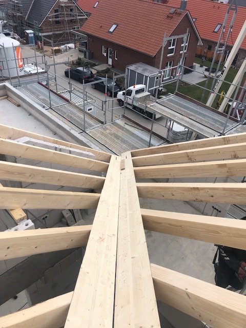 Blick über die Holzbalken einer Dachkonstruktion im Bau