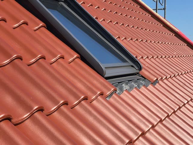 Eingebautes Dachfenster in einem roten Ziegeldach