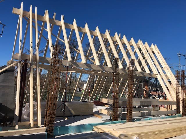 Neu aufgerichteter Dachstuhl aus Holz auf einem Rohbau